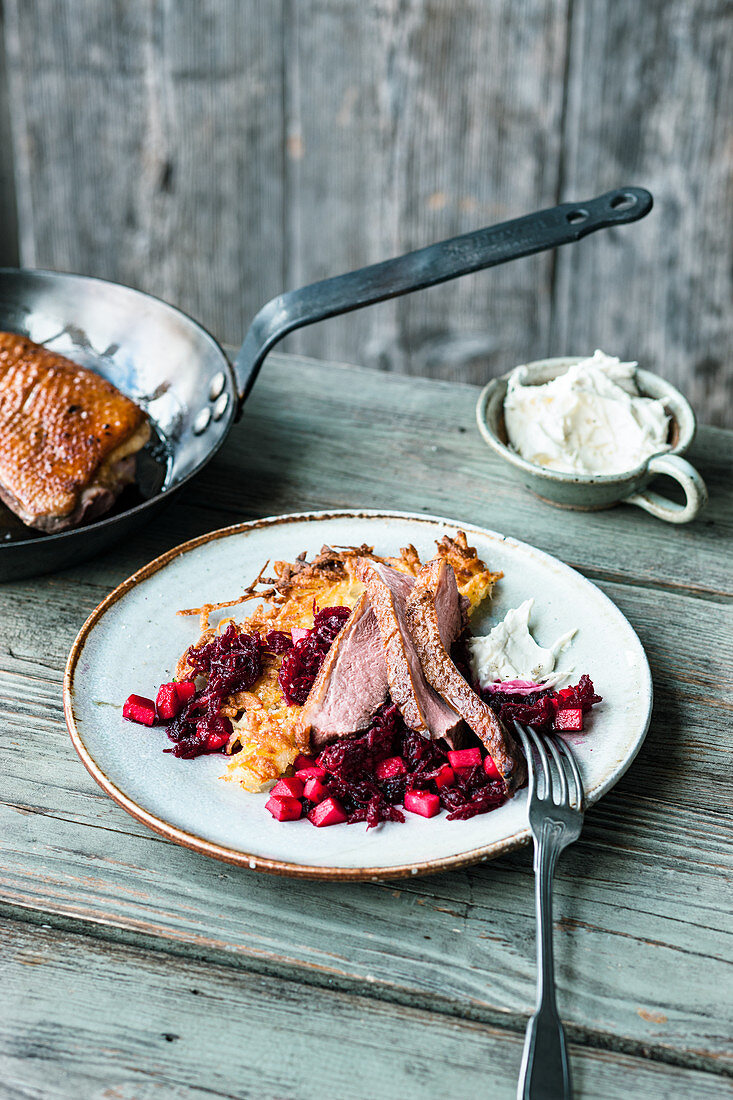 Entenbrust mit Apfel-Rote Bete, Rösti und Meerrettich-Dip