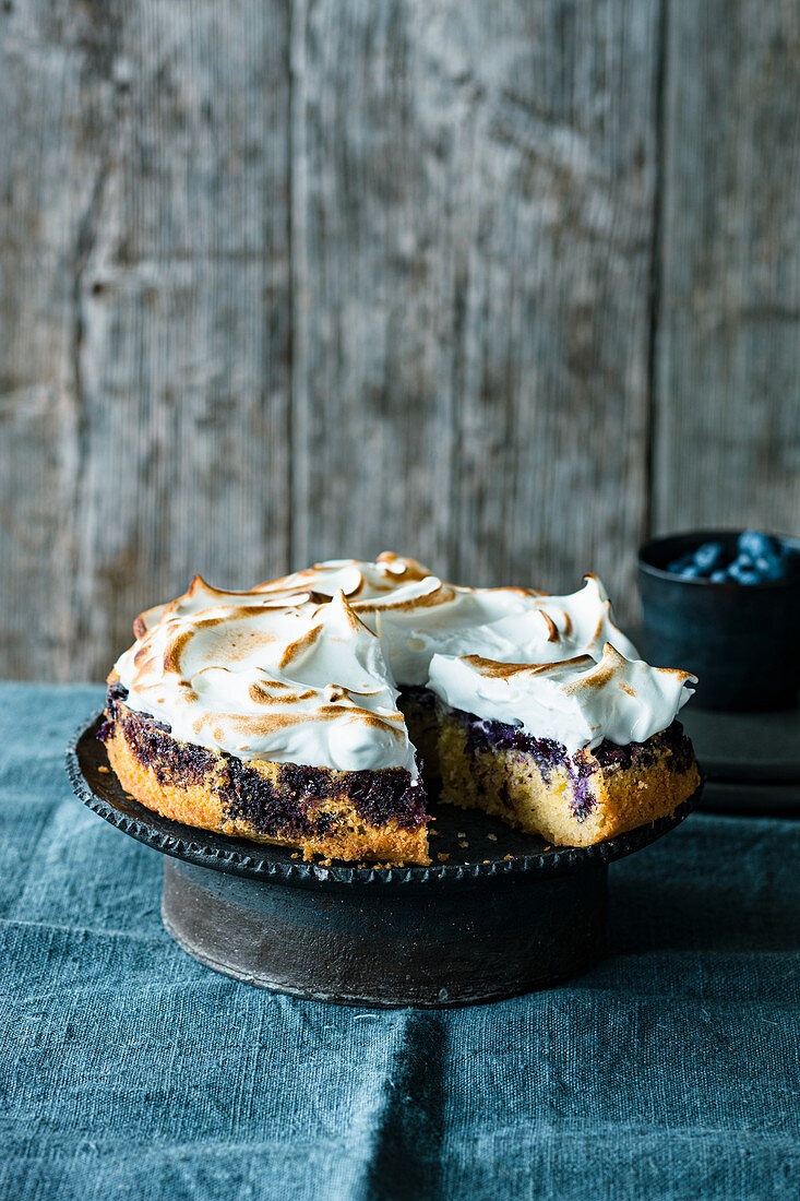 Blueberry and vanilla cake with a meringue topping