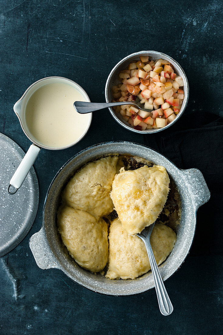 Dampfnudeln mit Vanillesauce und geschmorten Äpfeln