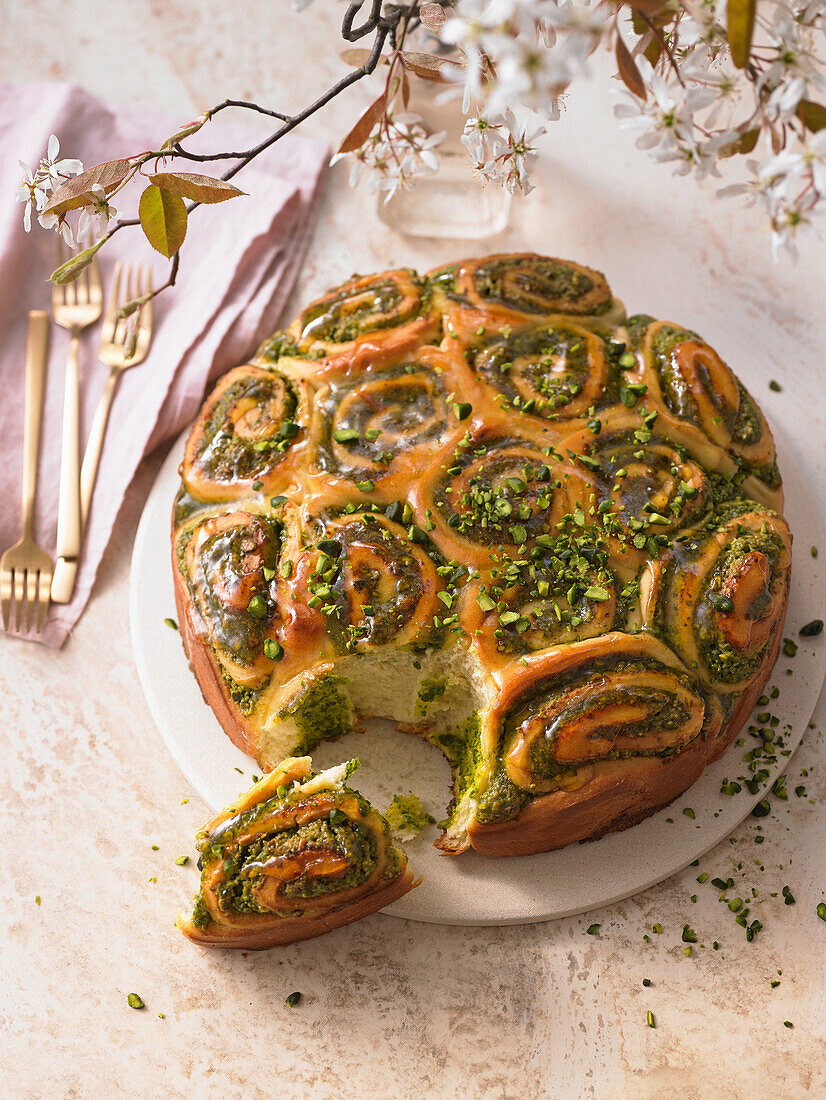 Tonka yeast buns with pistachios
