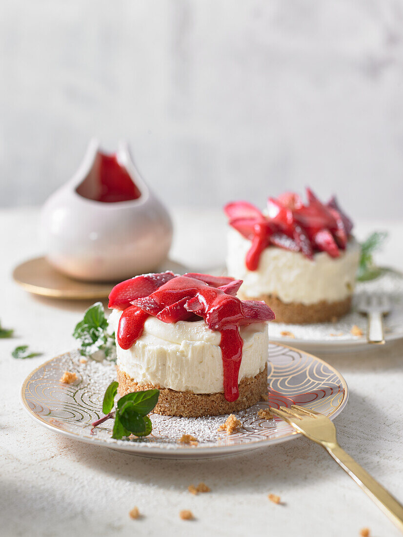 Mini-Cheesecakes mit Ofen-Rhabarber und Himbeer-Coulis