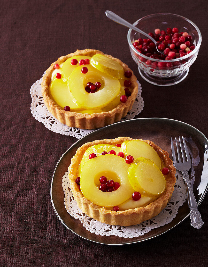 Pear tartlets with red pepper berries