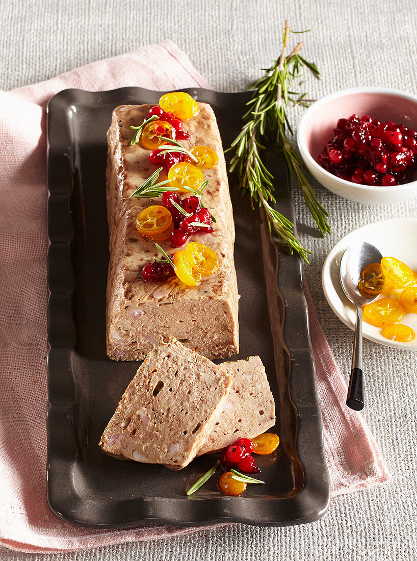 Fleischpastete mit Cranberry und Kumquats