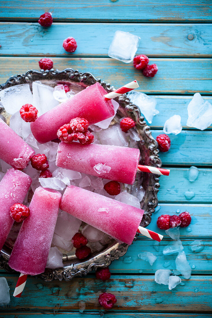 Selbstgemachtes Eis am Stiel aus Himbeersaft