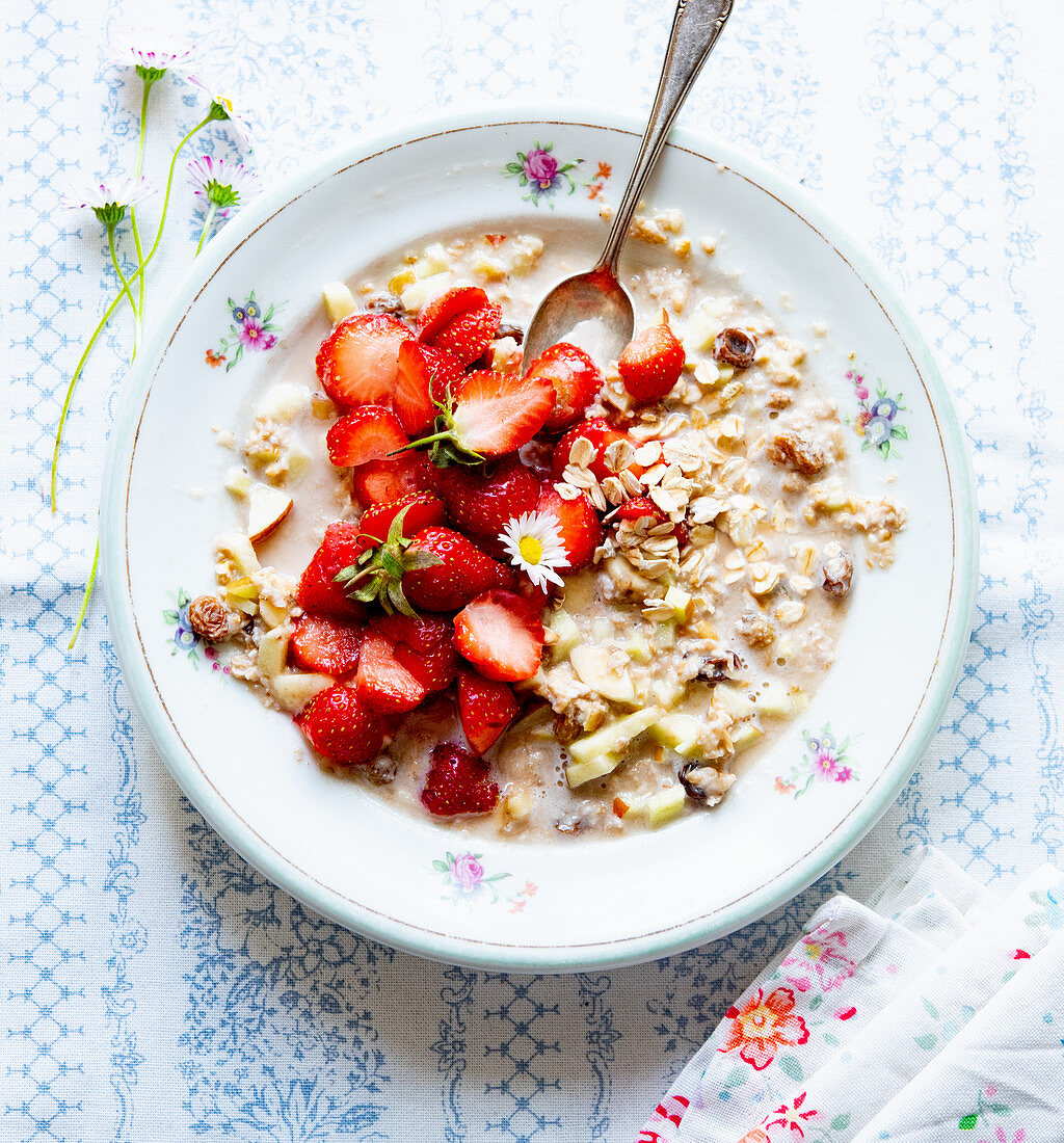 Müsli mit frischen Erdbeeren