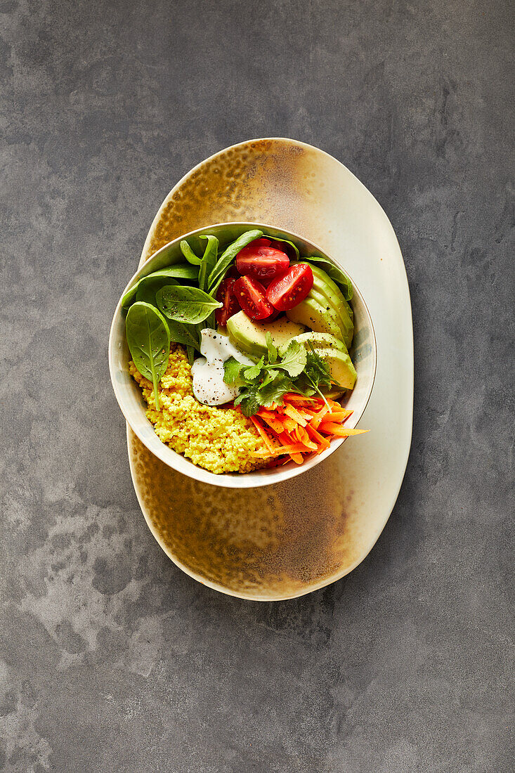 Vegane Curry-Hirse-Bowl mit Spinat