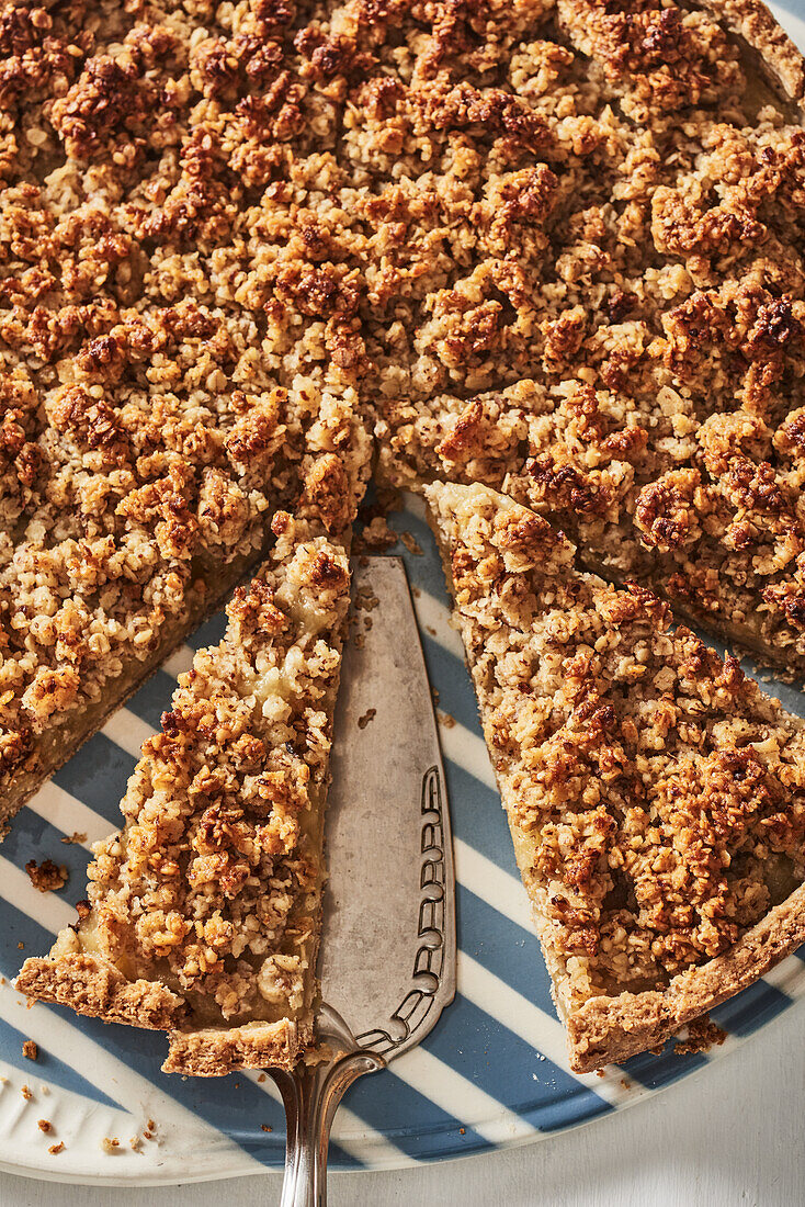 Apple pie with nut crumble