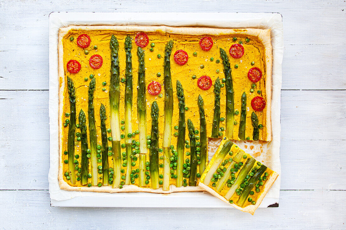 Spargel-Tarte mit grünem Spargel, Erbsen und Kirschtomaten