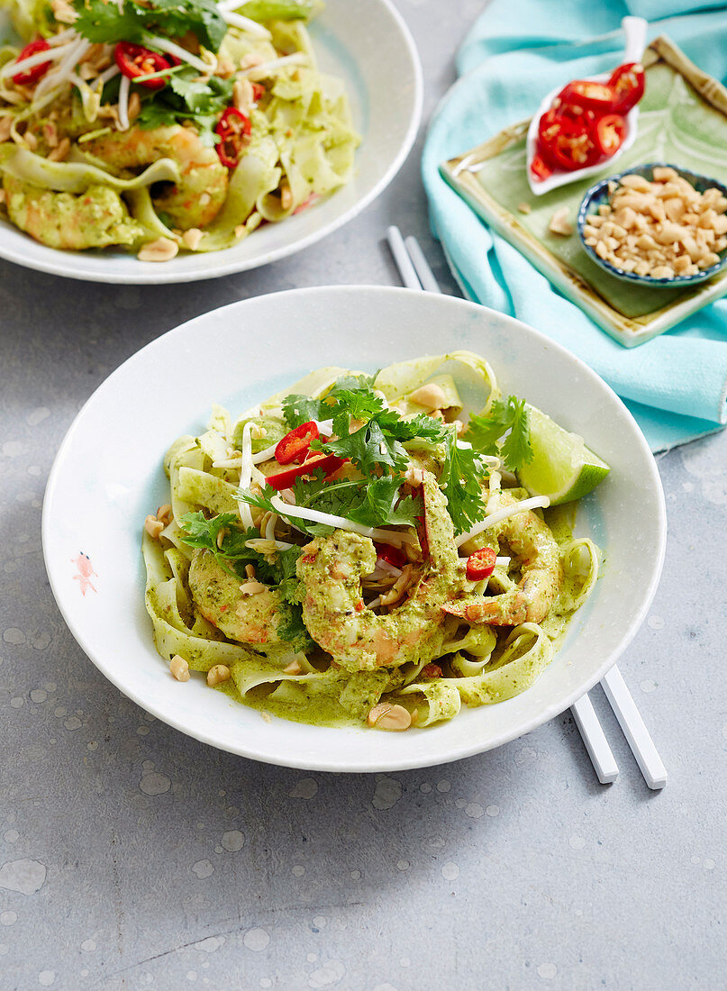 Thailändische Noodle-Bowl mit Garnelen