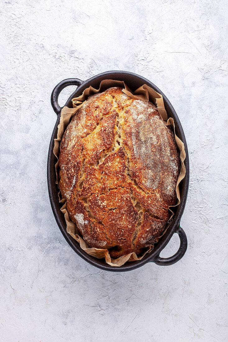 Hausgemachtes Sauerteigbrot im Topf gebacken