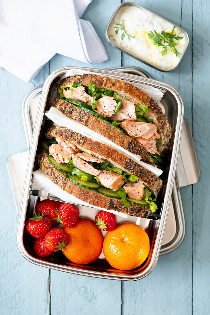 Sandwiches mit heiß geräuchertem Lachs, Gurke und Koriander in Lunch Box