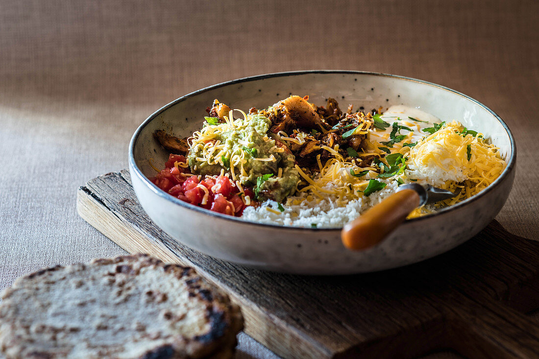 Bowl mit Chili con Carne, Pico de gallo, Guacamole und Tortillas