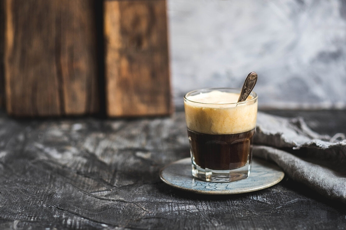 Ca Phe Trung - Vietnamesischer Eierkaffee mit Kaffee, Eigelb, Zucker und Kondesmilch