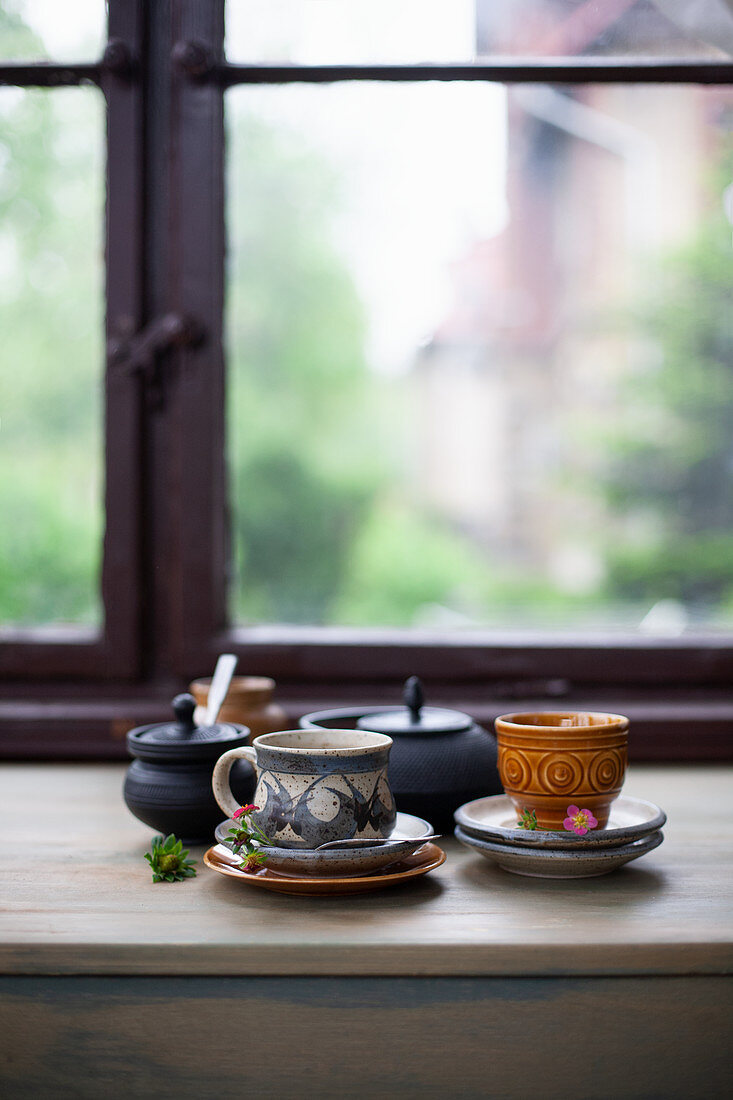 Vietnamesischer Kaffee auf Tisch am Fenster