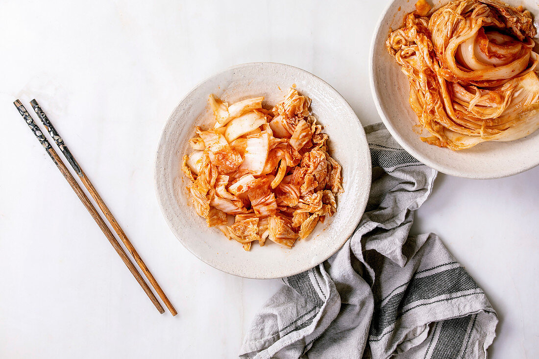 Koreanischer Kimchi-Kohl auf Tellern