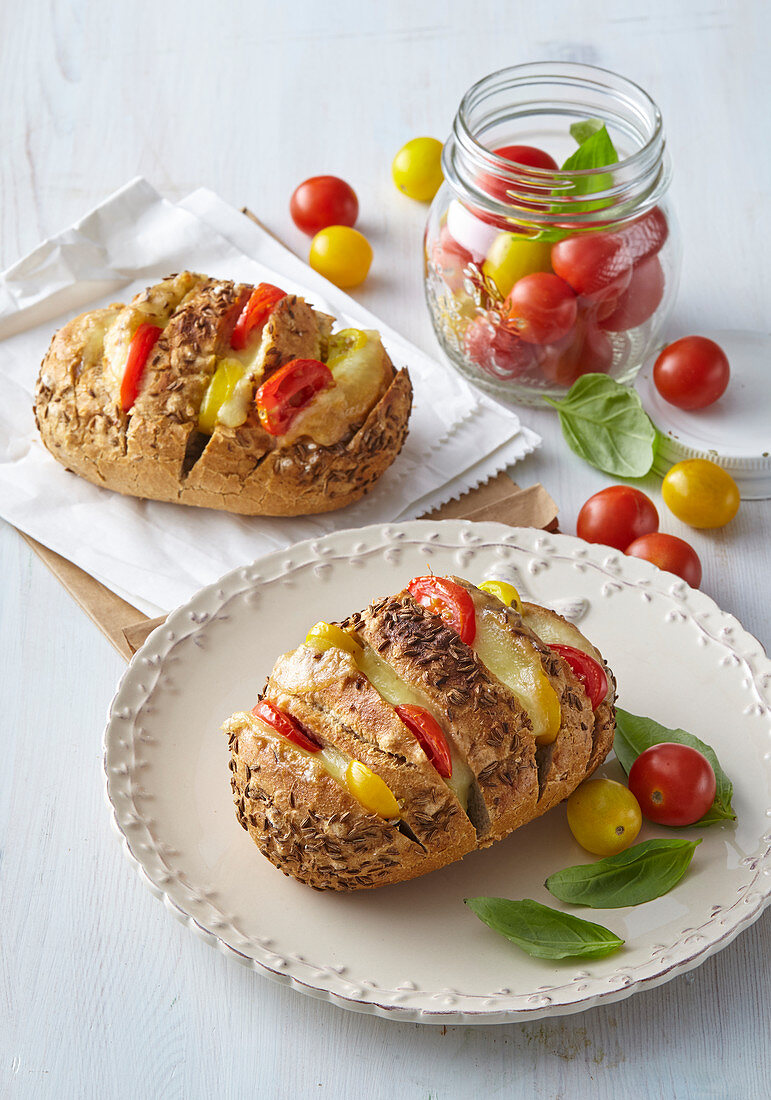 Hasselback-Brötchen mit Tomaten, Mozzarella und Basilikum