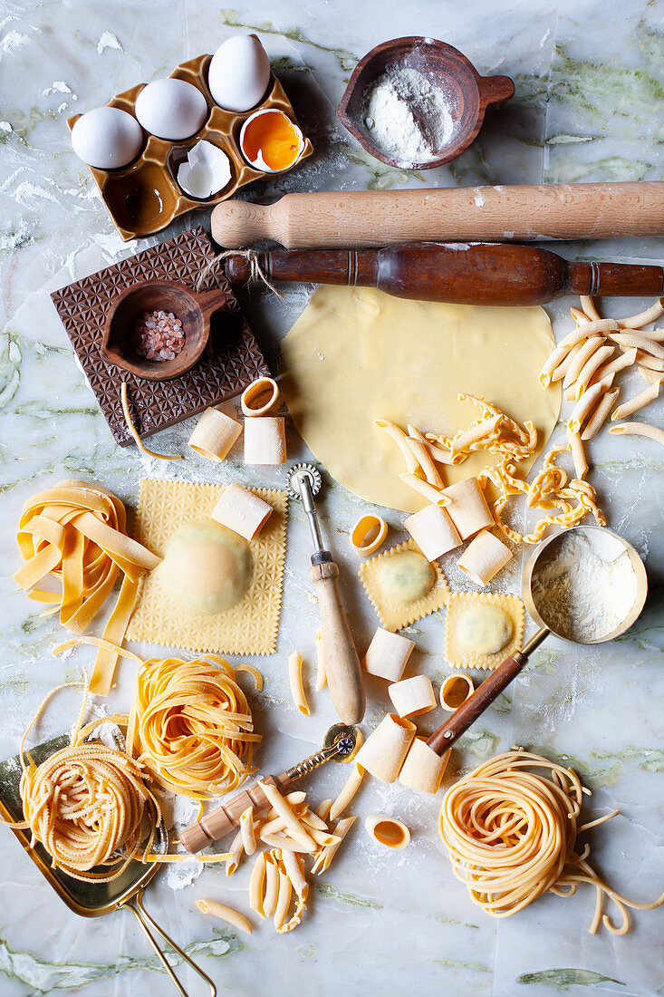 Hausgemachte Pasta mit Zutaten und Utensilien