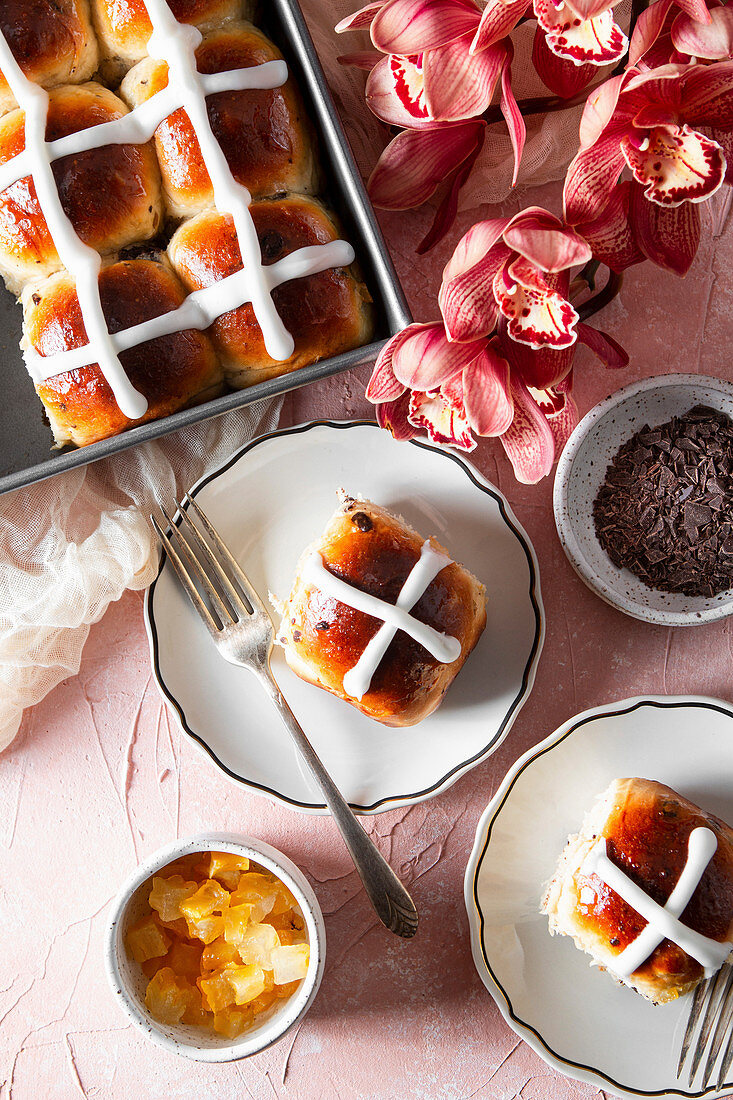 Hot Cross Buns mit Orangeat und Schokolade