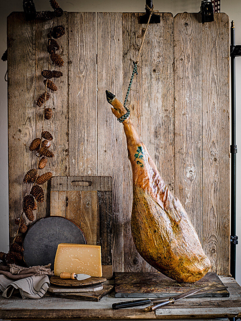 Stillleben mit Iberico-Schinkenkeule und Parmesan Reggiano