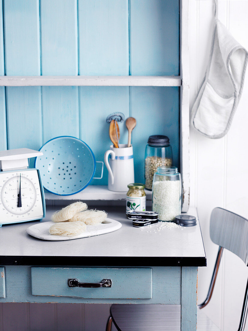 Landhausküche in blau-weiß mit Küchenutensilien und Vorräten