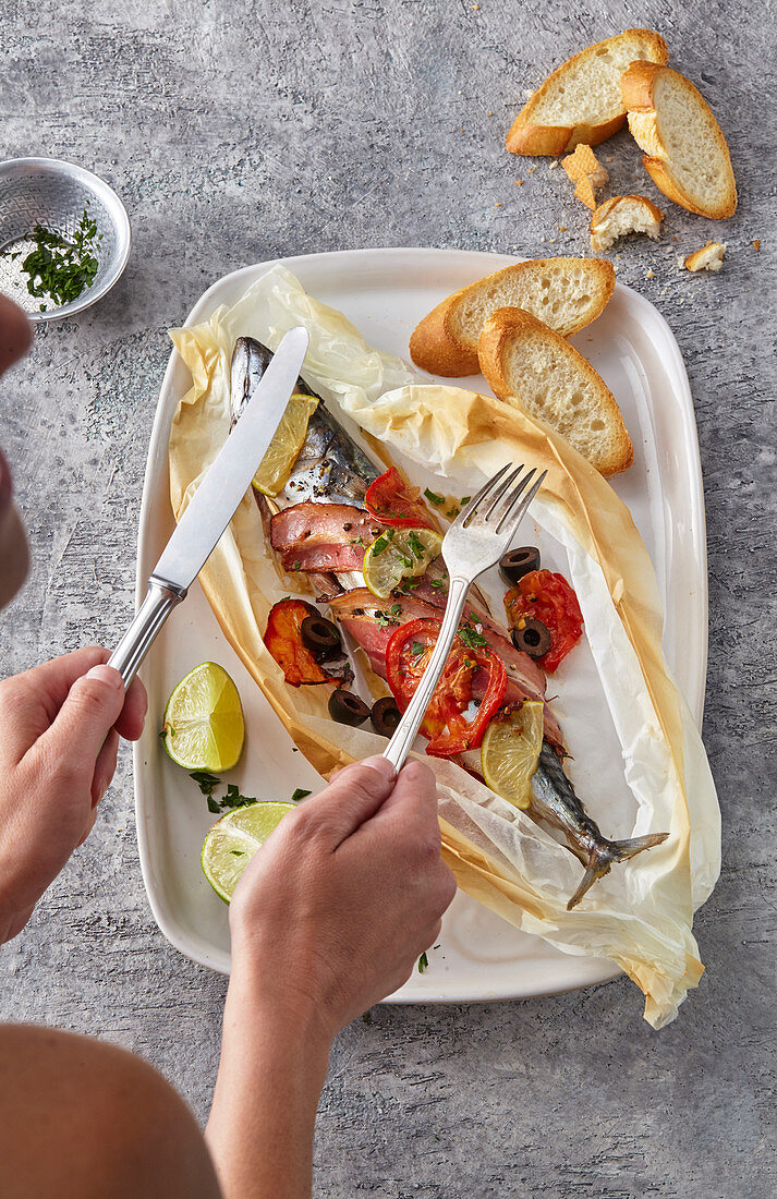 Gebackene Makrele mit Speck, Tomaten, Oliven und Limette