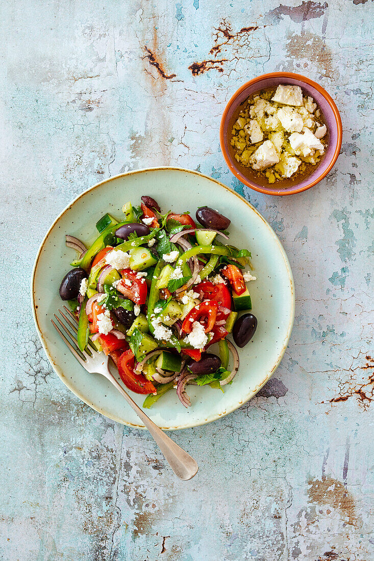 Griechischer Hirtensalat mit Koriander, Manouri und Kalamata-Oliven (vegetarisch)