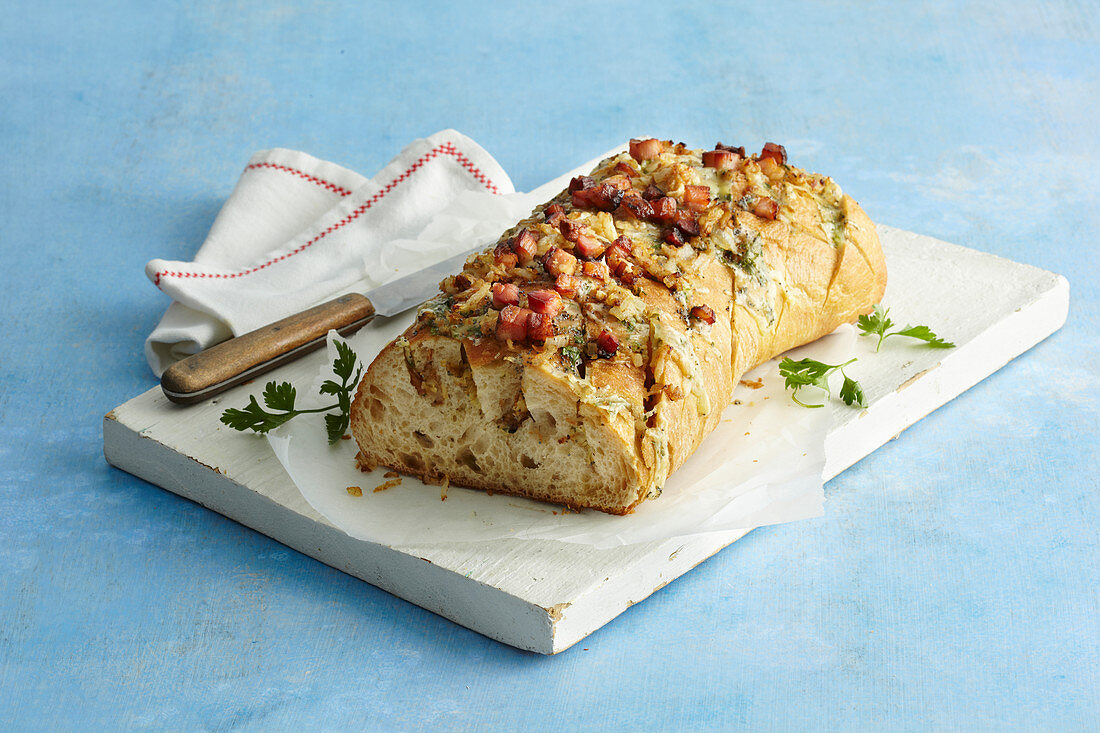 Zupfbrot mit Käsefüllung und Schinken