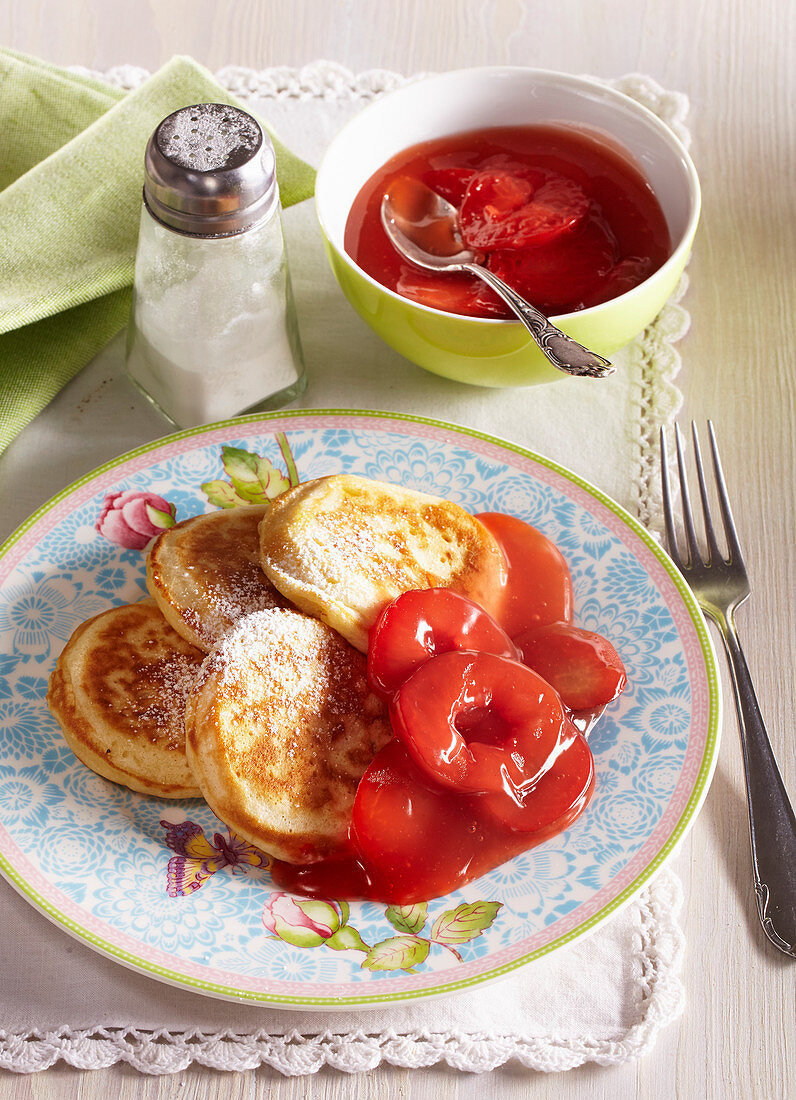 Vollkorn-Pancakes mit roter Pflaumenkompott