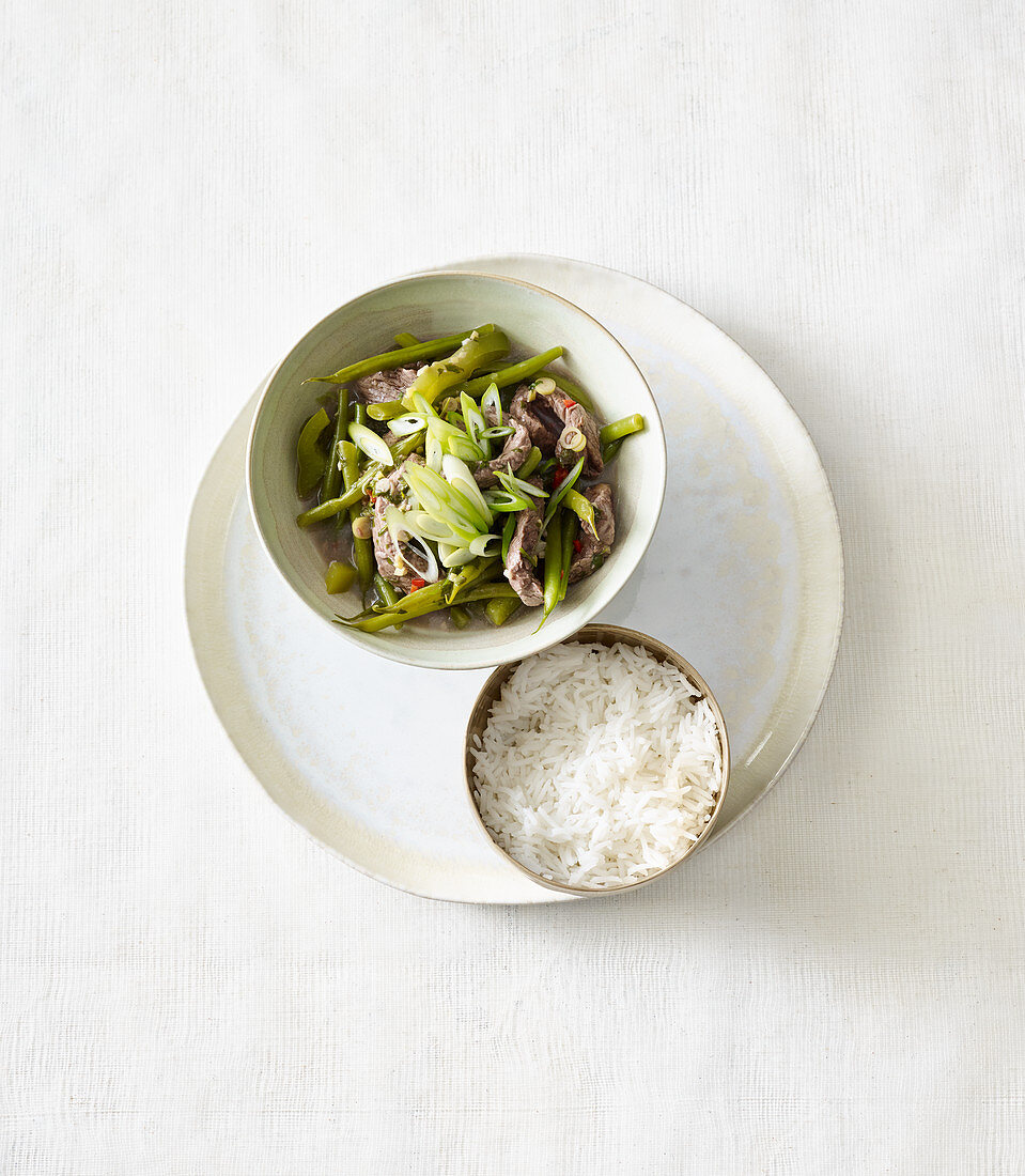 Oriental beef ragout with green beans and rice