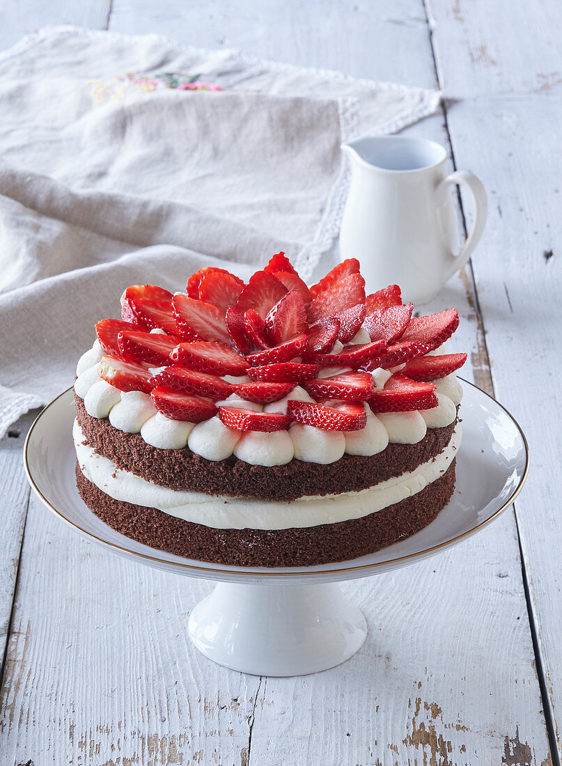 Cake (tart) with white Parisian cream and strawberies