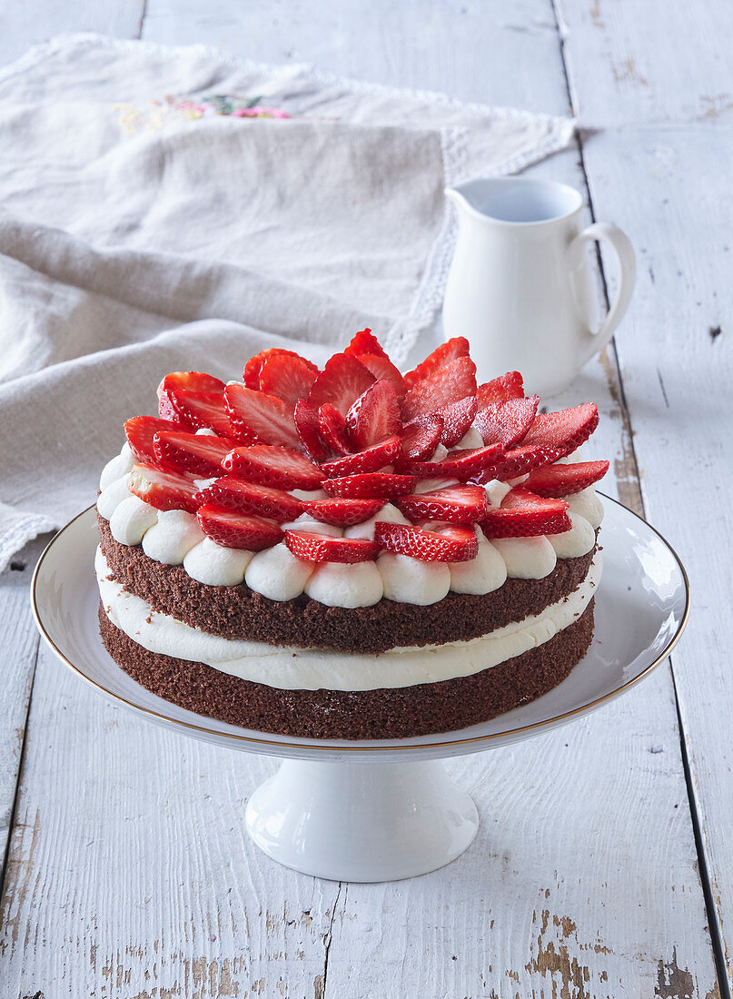 Schokoladentorte mit weißer Schokoladencreme und Erdbeeren