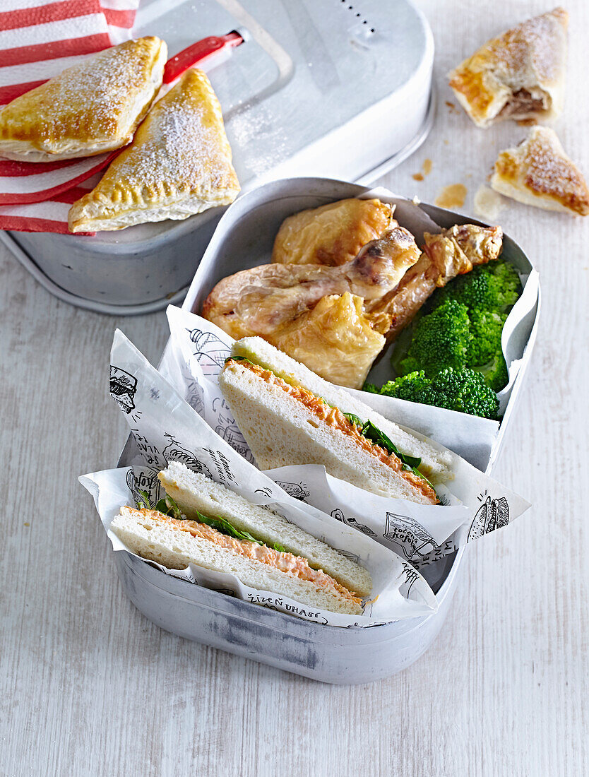 Lunch Box mit Geflügel, Sandwich und Gemüse