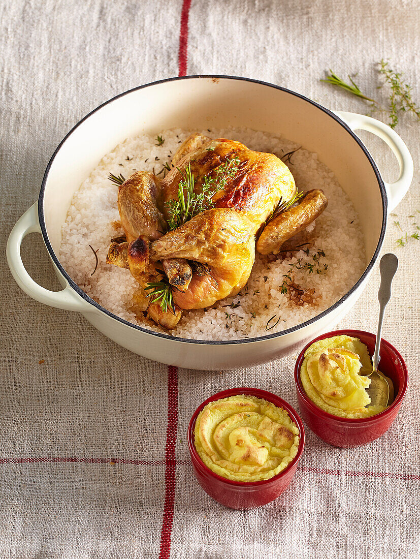 Gebackenes Hähnchen in Salz mit gebackenem Kartoffelpüree