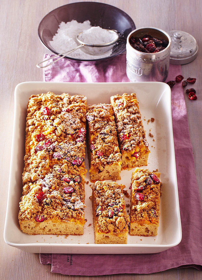 Apfelkuchen mit Streuseln, getrockneten Cranberries und Kokosöl