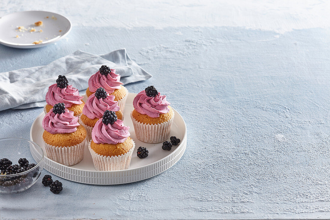 Coconut muffins with blackberry cream