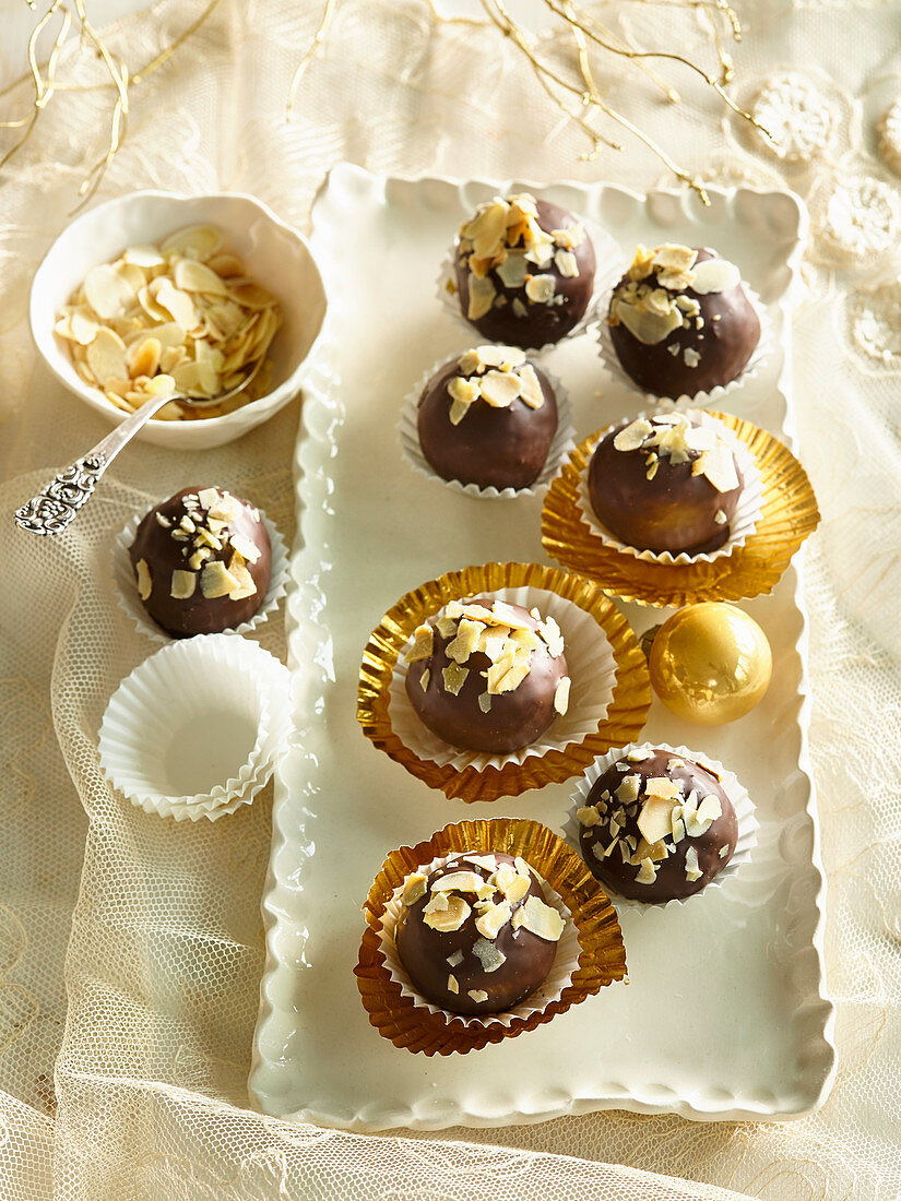 Almond balls with dried apricots