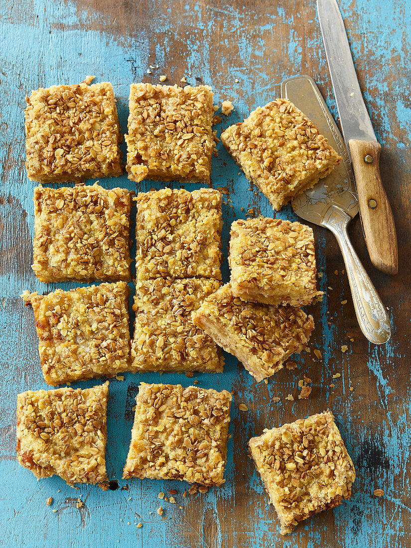 Apple cake with oatmeal