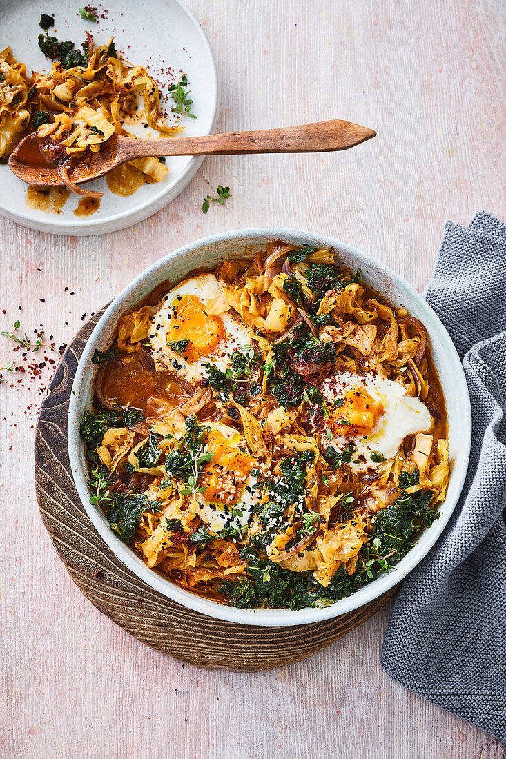 Spitzkohl-Shakshuka mit veganem 'Ei' auf Tofu und Kürbispüree