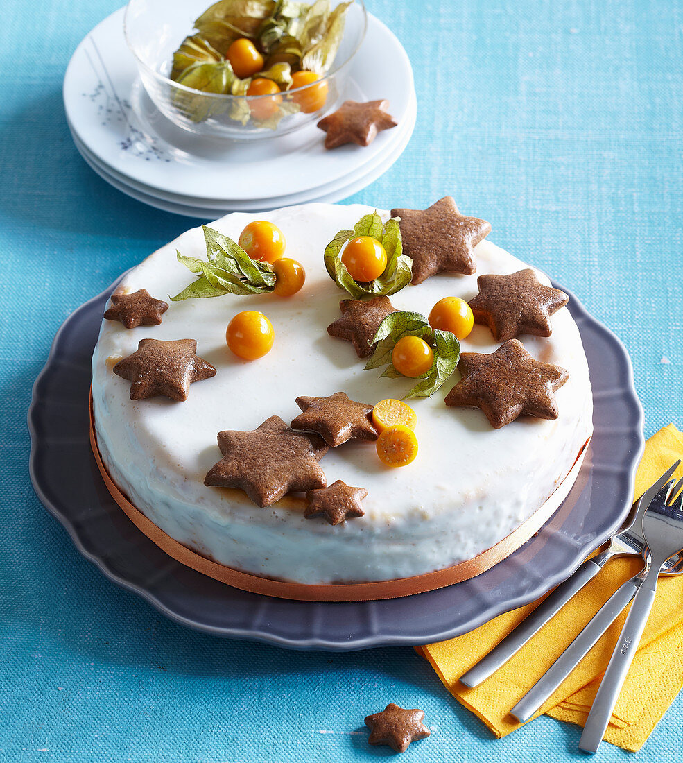 Kuchen mit Lebkuchensternen und Physalis