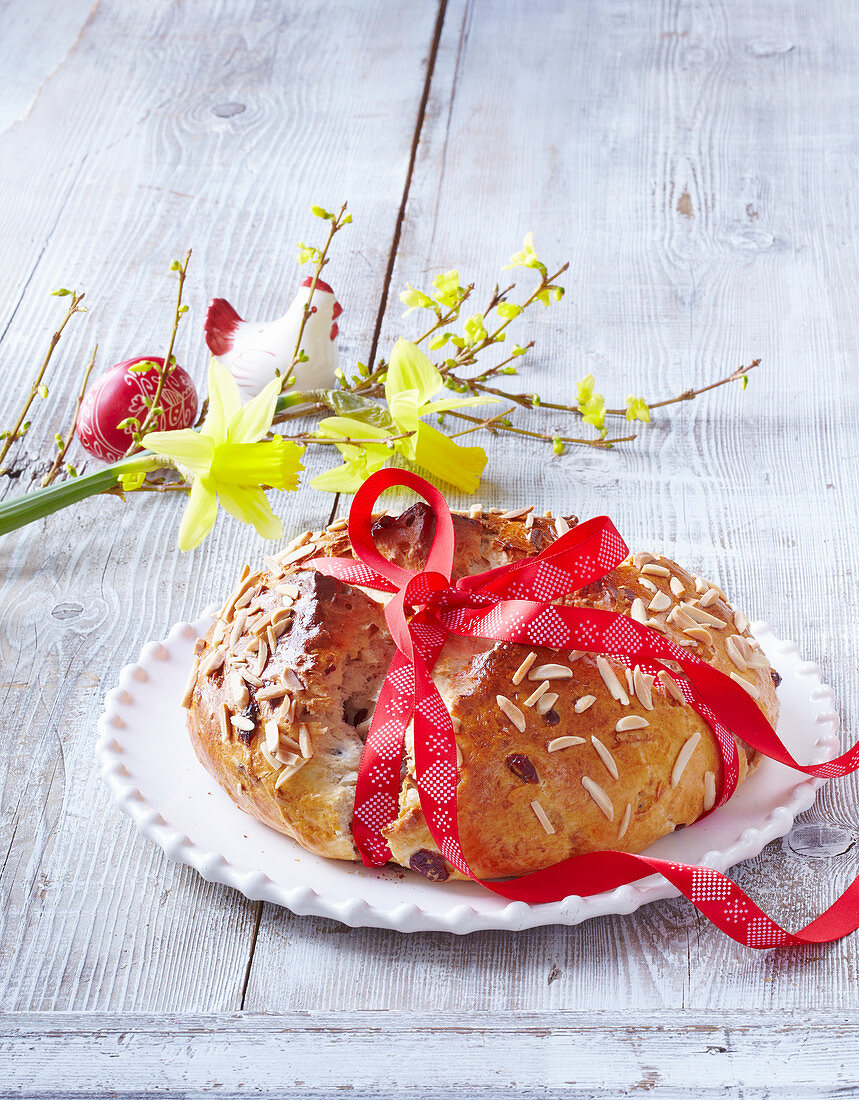 Osterbrot mit Rosinen und Mandeln