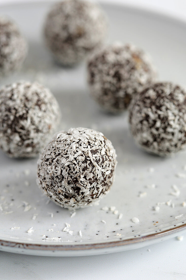 Chocolate bites with coconut