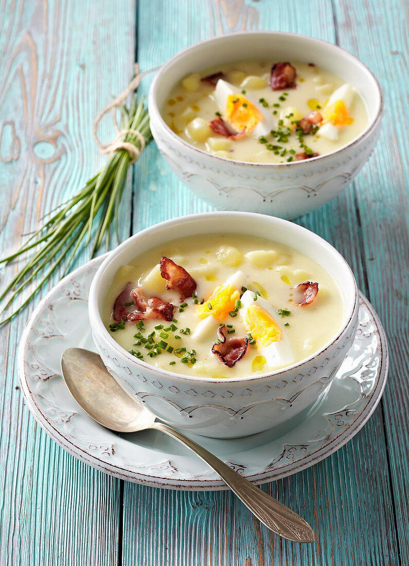 Weiße Suppe mit Eiern und Speck