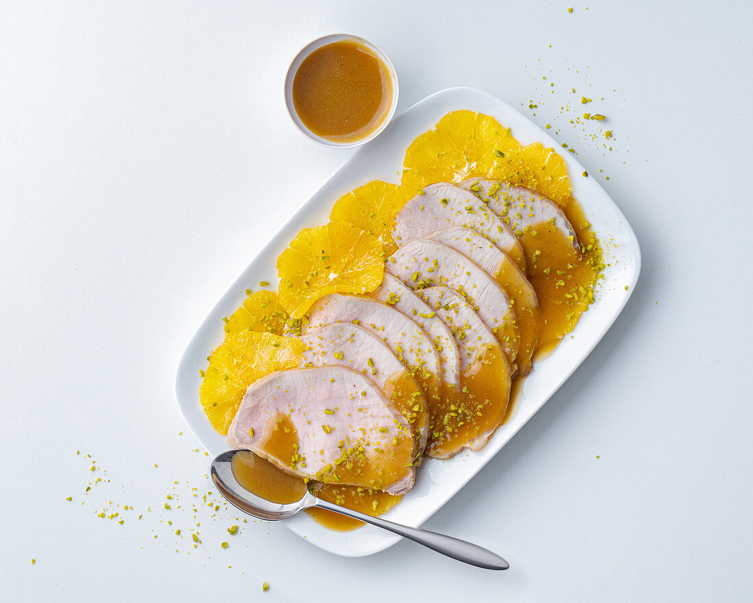 Rosa gegarte Schweinelende mit Orangen-Pistazien-Sauce