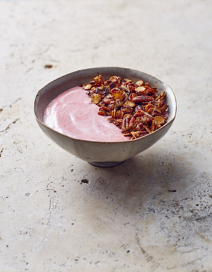 Protein-rich strawberry quark with crunchy topping