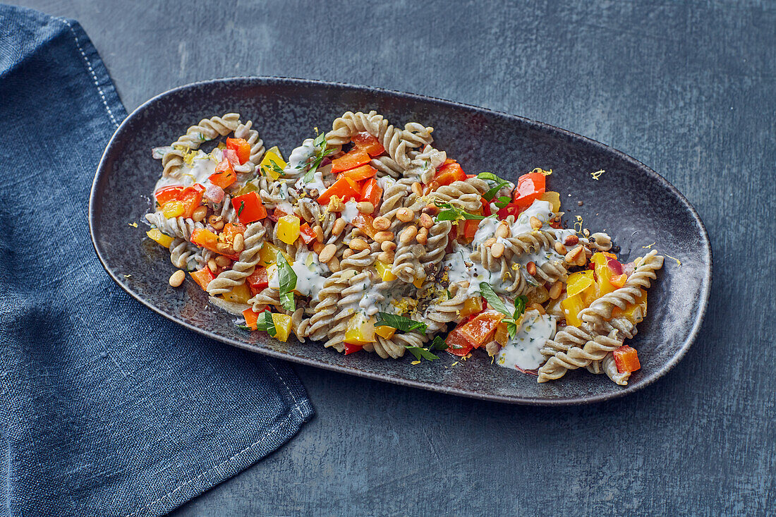 Erbsennudeln mit Paprika und Pinienkernen