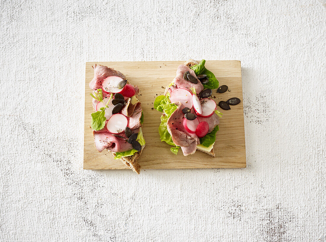 Roast beef bread with radishes