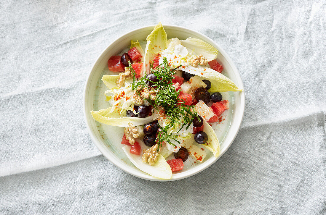 Chicory salad with grapefruits, grapes and mint