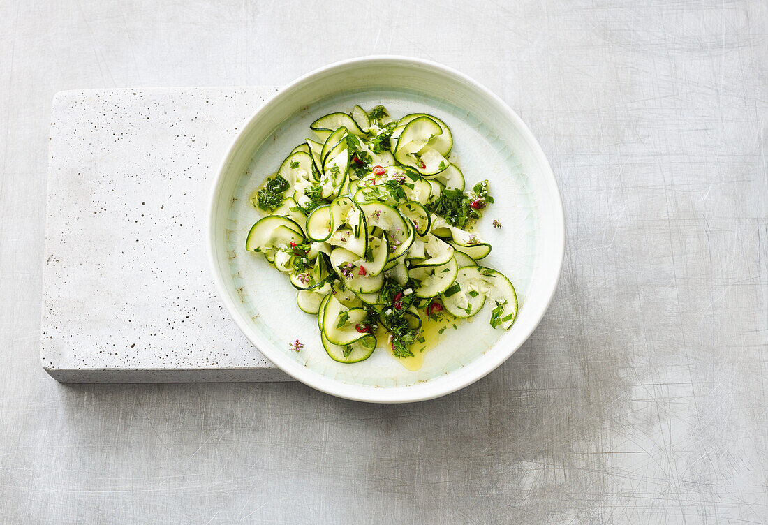 Zucchinistreifen mit Chili und Zitronendressing