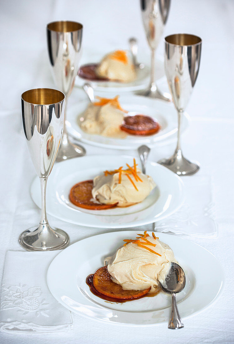 Dessertteller und Sektgläser auf Hochzeitstisch