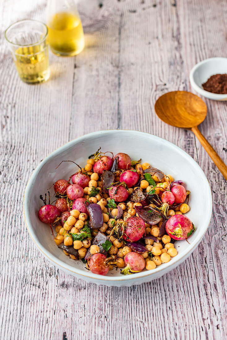 Gebratener Rettichsalat mit Kichererbsen, roten Zwiebeln und Sumach